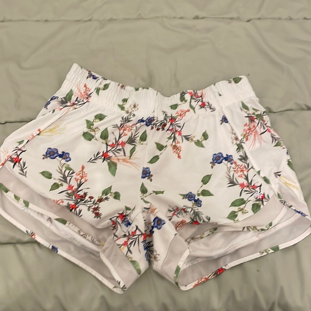 Athleta shorts 4 inch size small